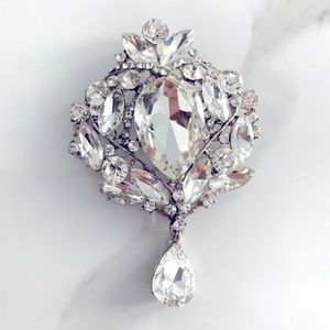 2 Vintage British style crystal brooches bundle